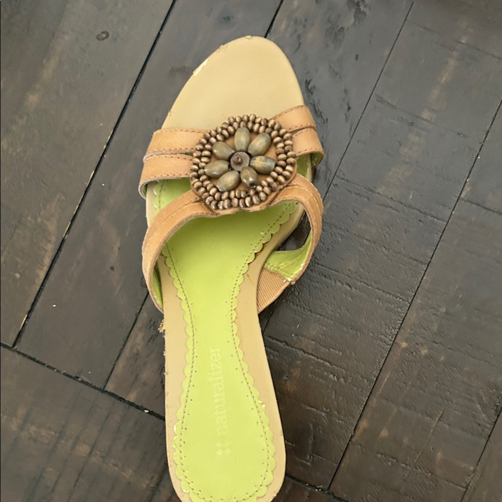 Woman’s shoes size 6
